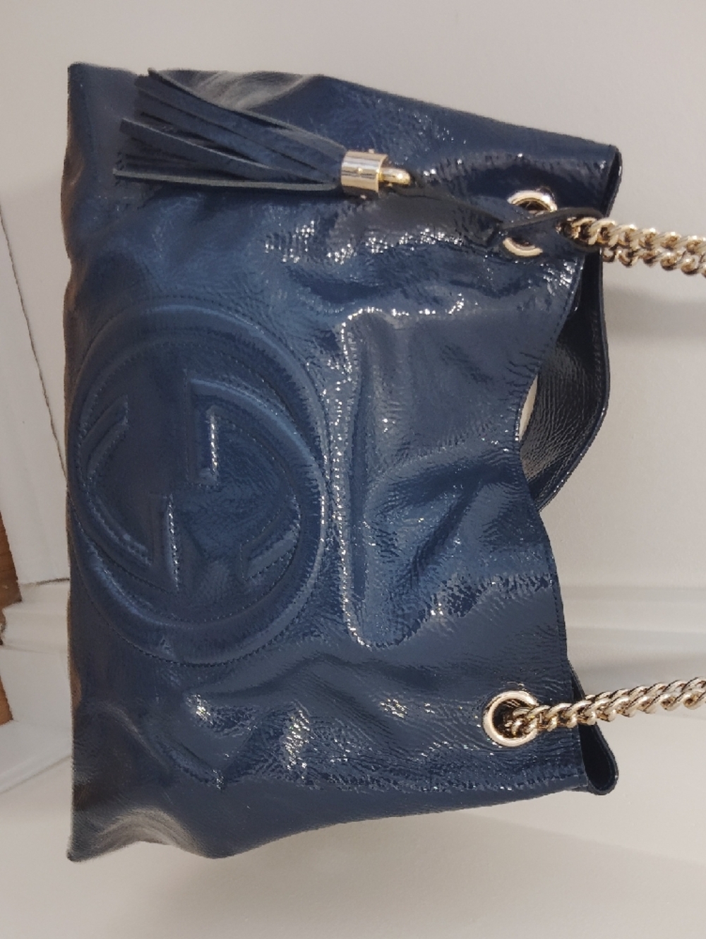 Pre- loved Gucci Patent Leather Chain Shoulder Bag in Navy. - Picture 4 of 12